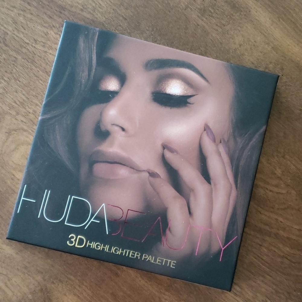 BNWT HUDA BEAUTY 3D Highlighter palette